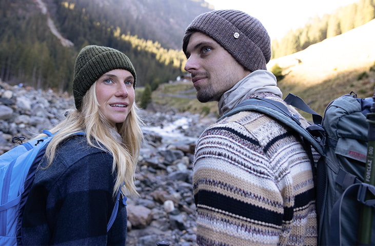 Kopfbekleidung Kategorie Bild Navigation Mann und Frau mit PAC Mütze